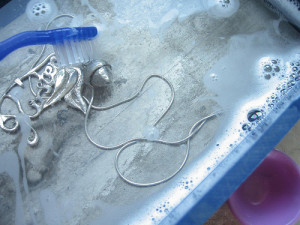 så rengör du silversmycken enkelt lär dig rengöra silversmycken på rätt sätt